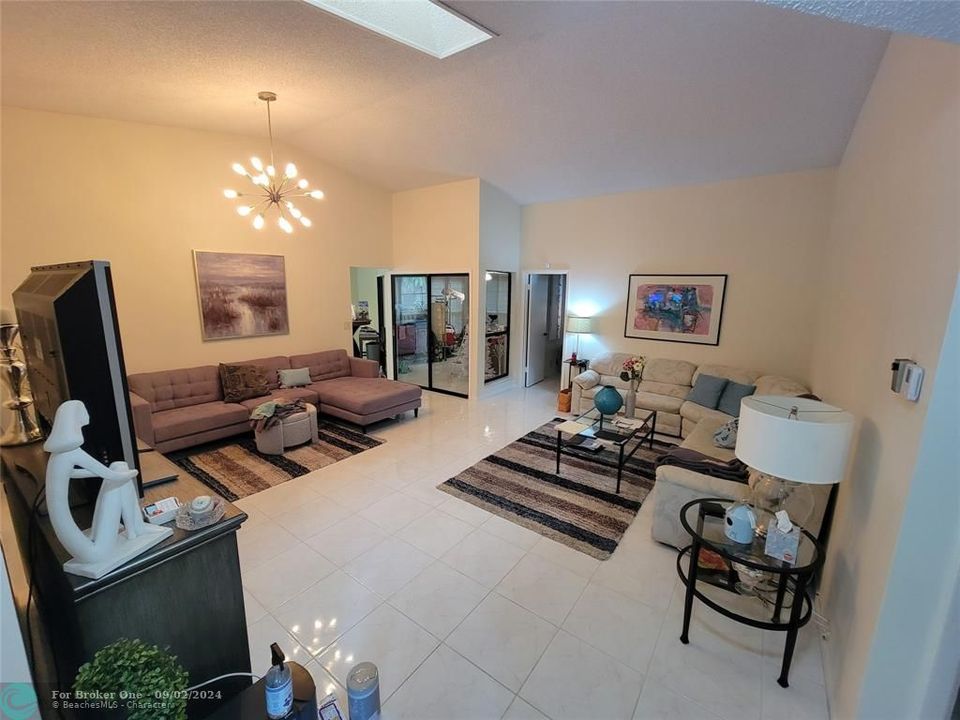 For Sale: $289,500 (3 beds, 2 baths, 1371 Square Feet)