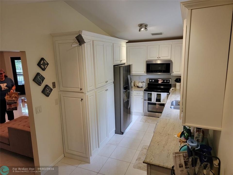 For Sale: $289,500 (3 beds, 2 baths, 1371 Square Feet)