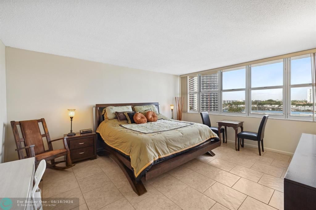 For Sale: $349,000 (2 beds, 2 baths, 1180 Square Feet)