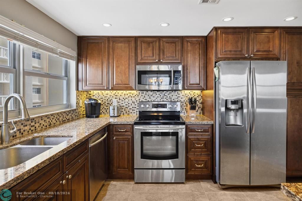 For Sale: $349,000 (2 beds, 2 baths, 1180 Square Feet)