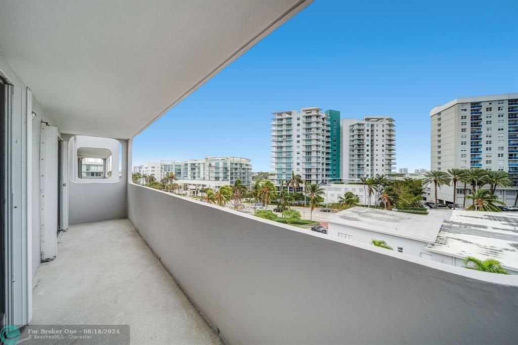 For Sale: $348,000 (2 beds, 2 baths, 898 Square Feet)