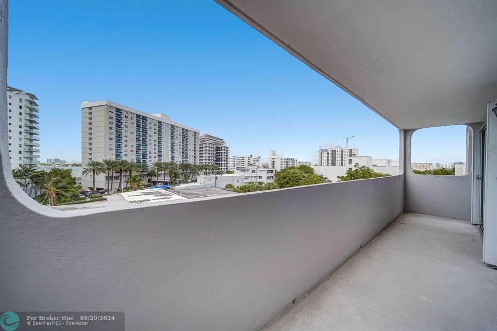 For Sale: $348,000 (2 beds, 2 baths, 898 Square Feet)