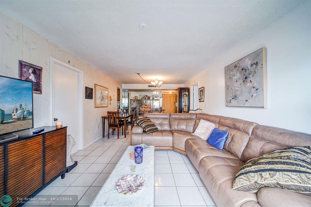 For Sale: $348,000 (2 beds, 2 baths, 898 Square Feet)