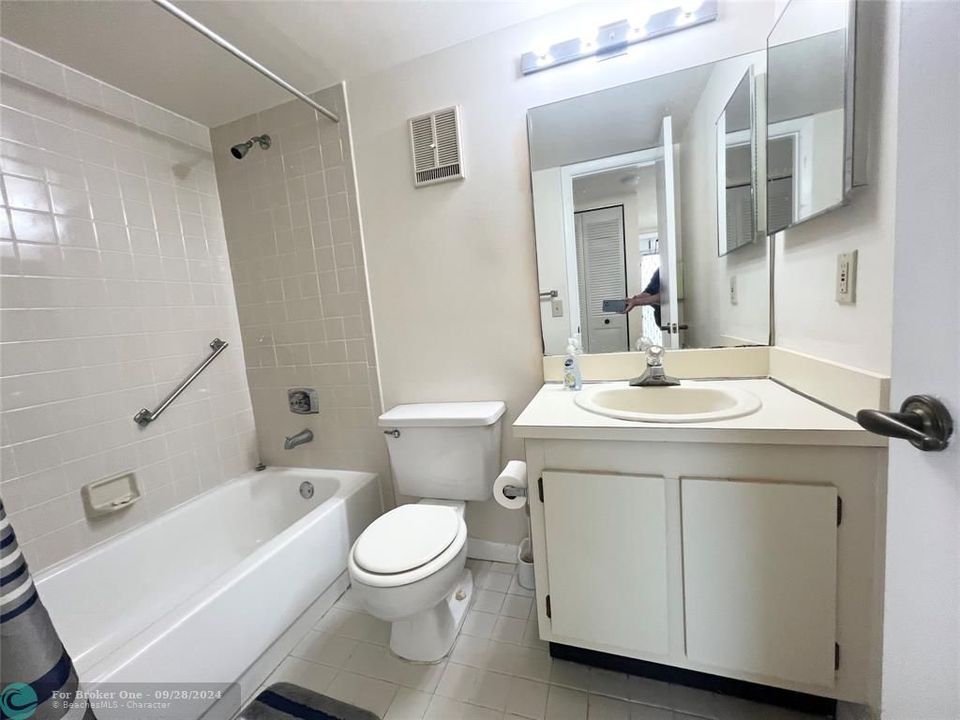 Active With Contract: $136,000 (2 beds, 2 baths, 815 Square Feet)