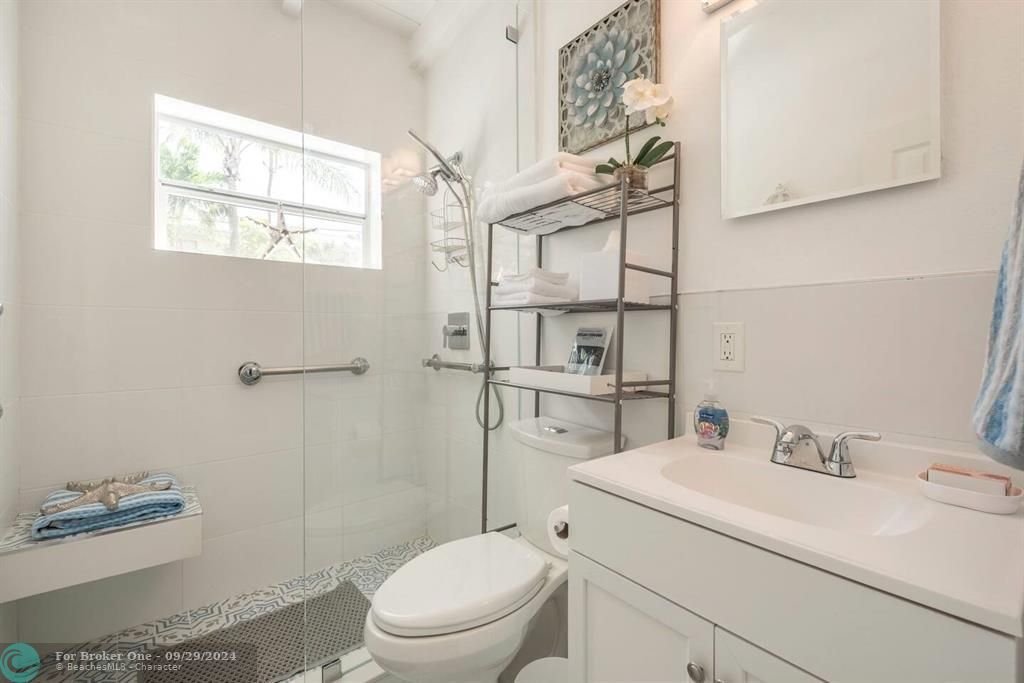 For Sale: $525,000 (2 beds, 1 baths, 816 Square Feet)