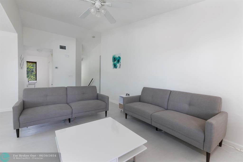 Active With Contract: $3,700 (3 beds, 2 baths, 1645 Square Feet)