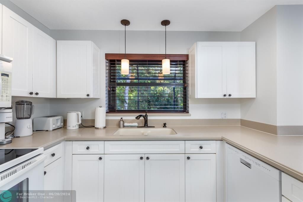 Active With Contract: $3,700 (3 beds, 2 baths, 1645 Square Feet)