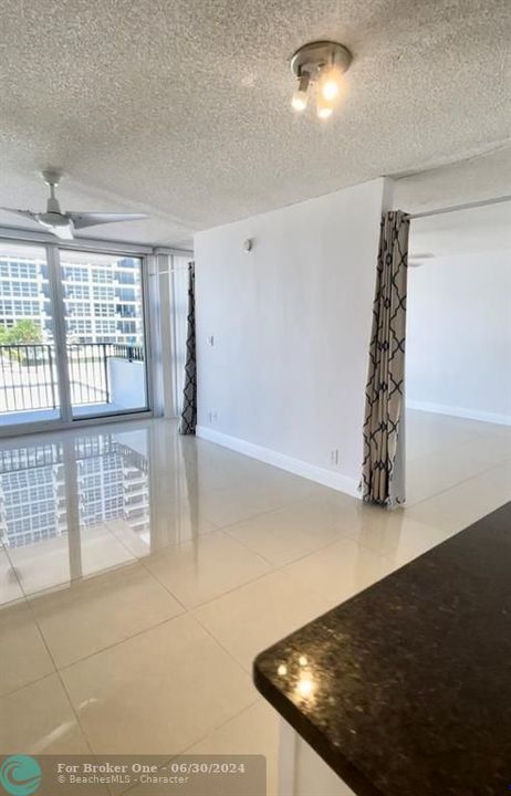 Active With Contract: $1,895 (1 beds, 1 baths, 700 Square Feet)