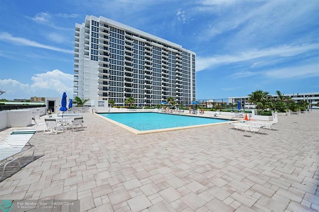 Active With Contract: $1,895 (1 beds, 1 baths, 700 Square Feet)