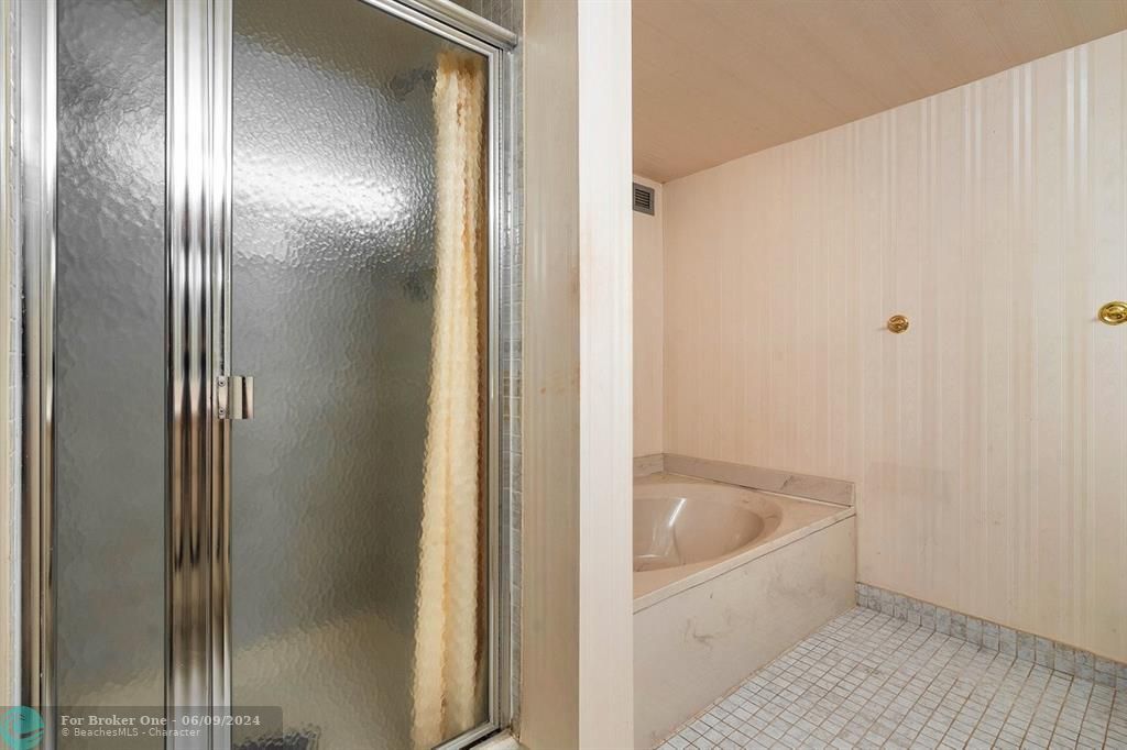 合同活跃: $365,000 (2 贝兹, 2 浴室, 1430 平方英尺)