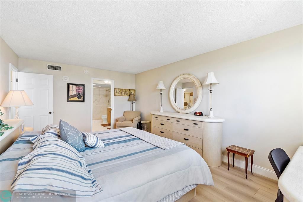 Active With Contract: $5,500 (2 beds, 2 baths, 1300 Square Feet)