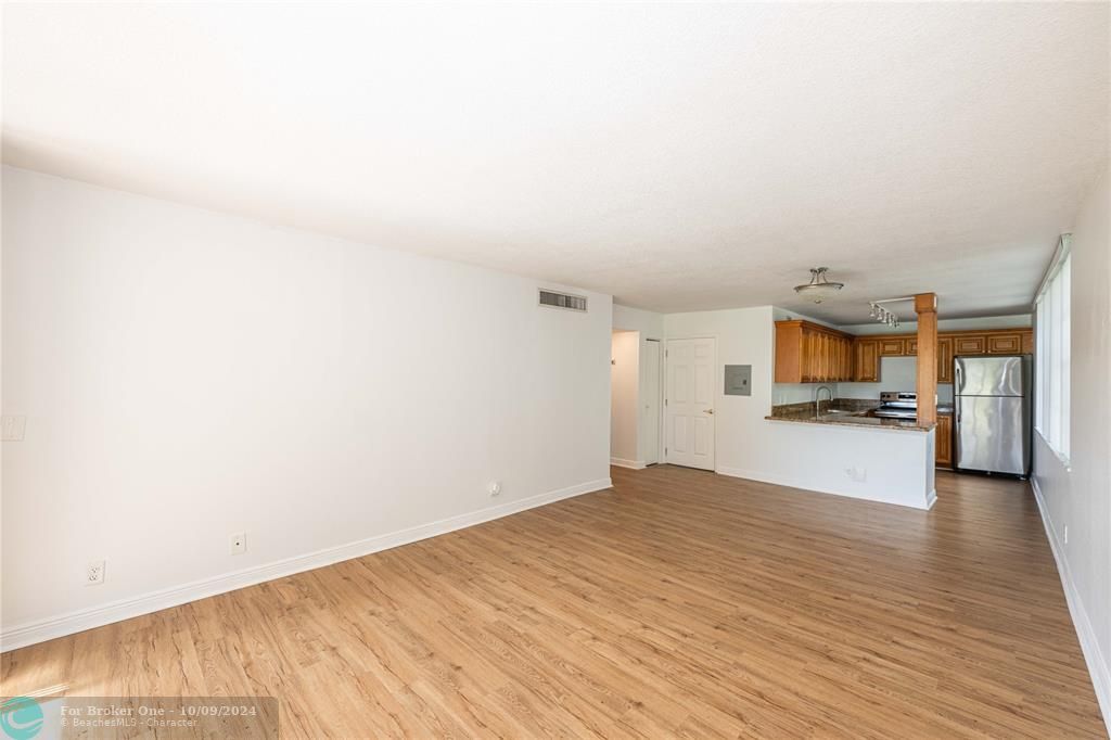 Active With Contract: $1,995 (2 beds, 2 baths, 1050 Square Feet)