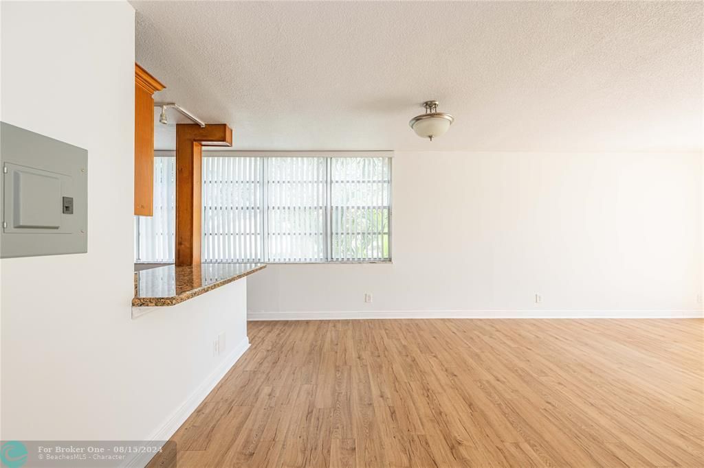 Active With Contract: $1,995 (2 beds, 2 baths, 1050 Square Feet)