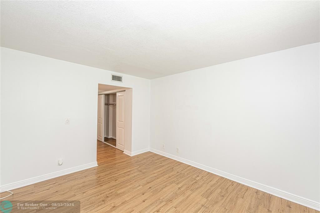 Active With Contract: $1,995 (2 beds, 2 baths, 1050 Square Feet)