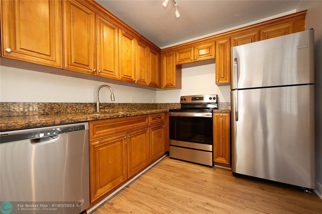 Active With Contract: $1,995 (2 beds, 2 baths, 1050 Square Feet)