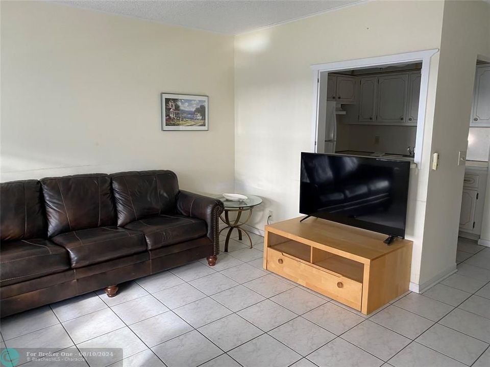 For Sale: $85,000 (1 beds, 1 baths, 598 Square Feet)