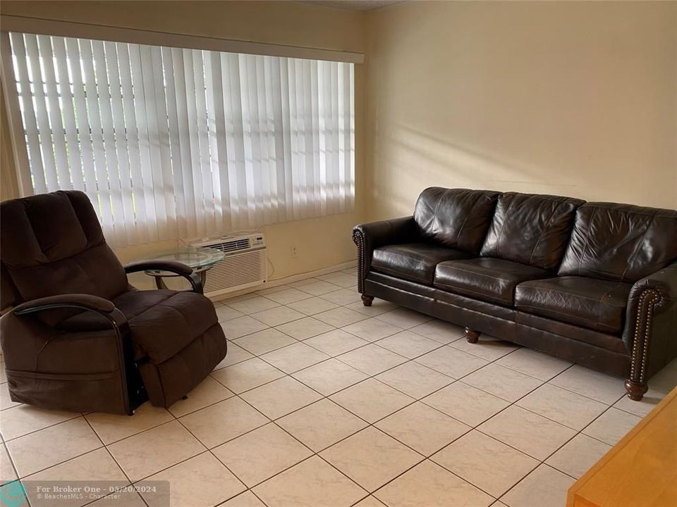 For Sale: $85,000 (1 beds, 1 baths, 598 Square Feet)