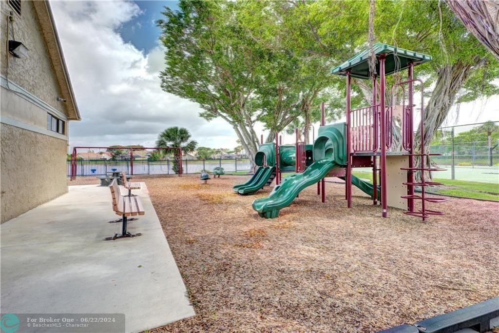 Active With Contract: $3,200 (3 beds, 2 baths, 1231 Square Feet)