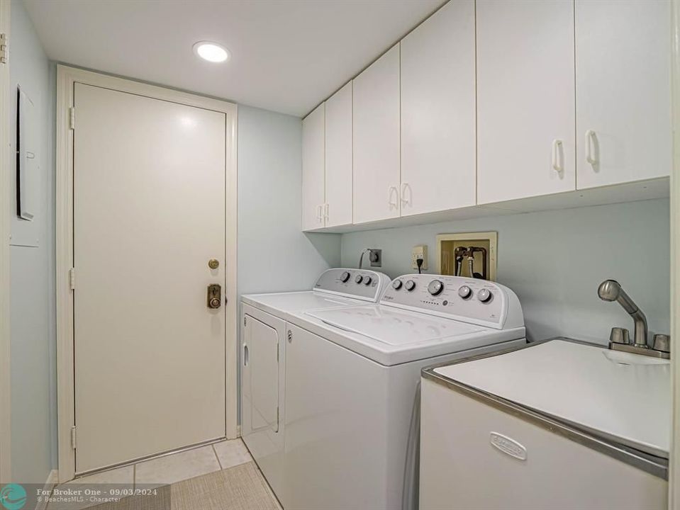 For Sale: $525,000 (2 beds, 2 baths, 1880 Square Feet)