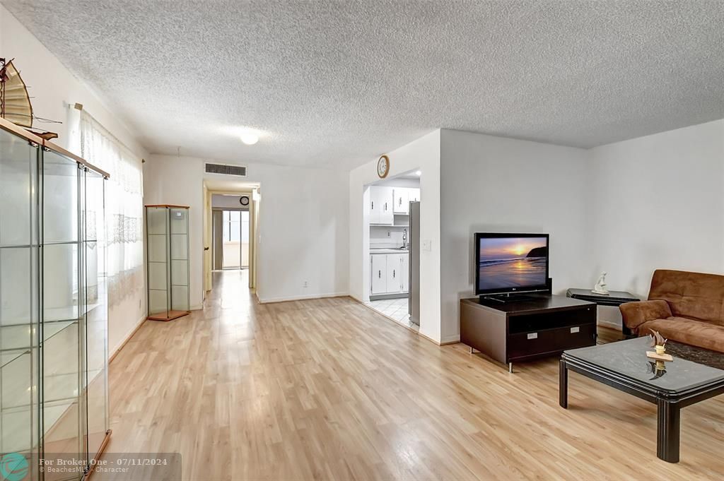 For Sale: $100,000 (1 beds, 1 baths, 760 Square Feet)