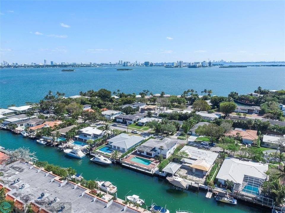 Recently Sold: $2,499,000 (3 beds, 4 baths, 2922 Square Feet)