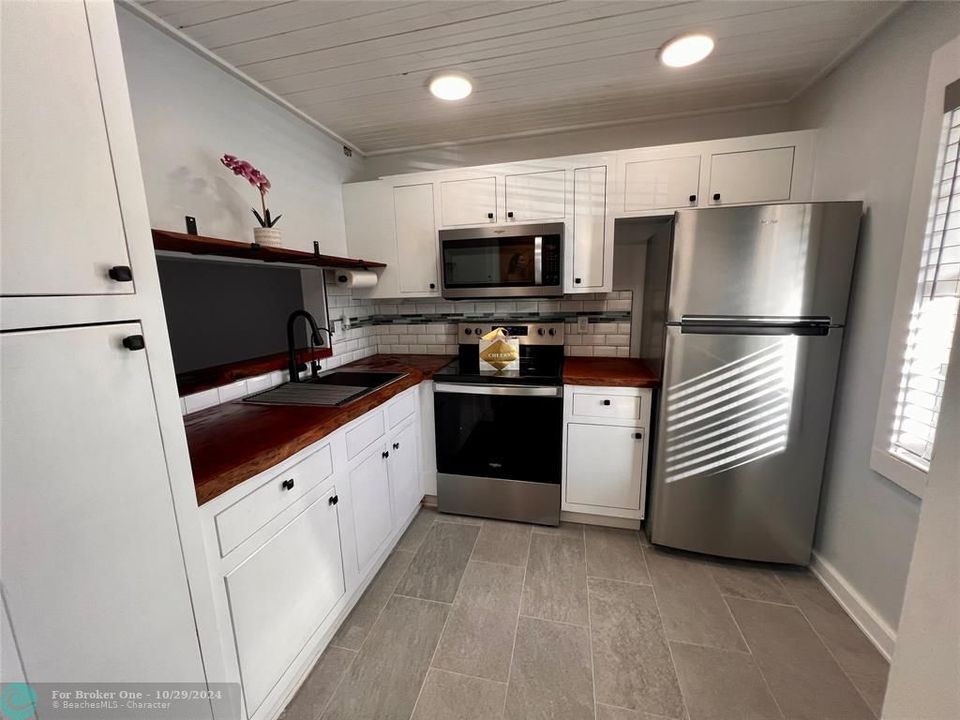 Active With Contract: $1,600 (1 beds, 1 baths, 621 Square Feet)