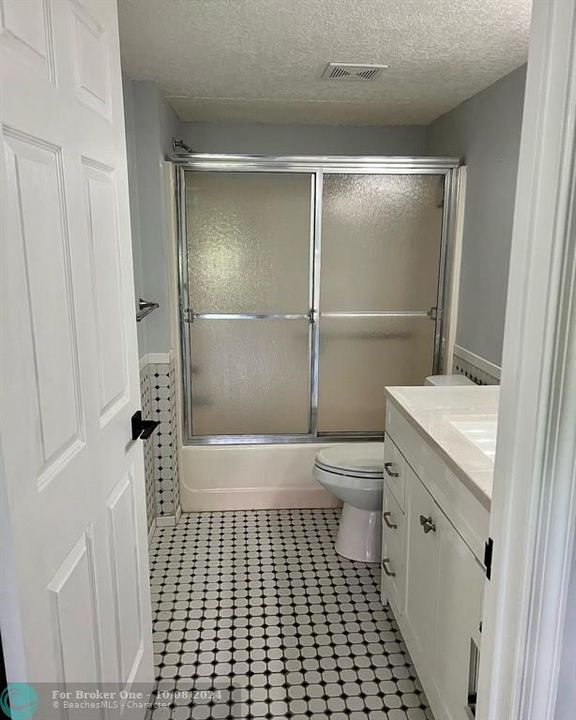 Active With Contract: $1,600 (1 beds, 1 baths, 621 Square Feet)