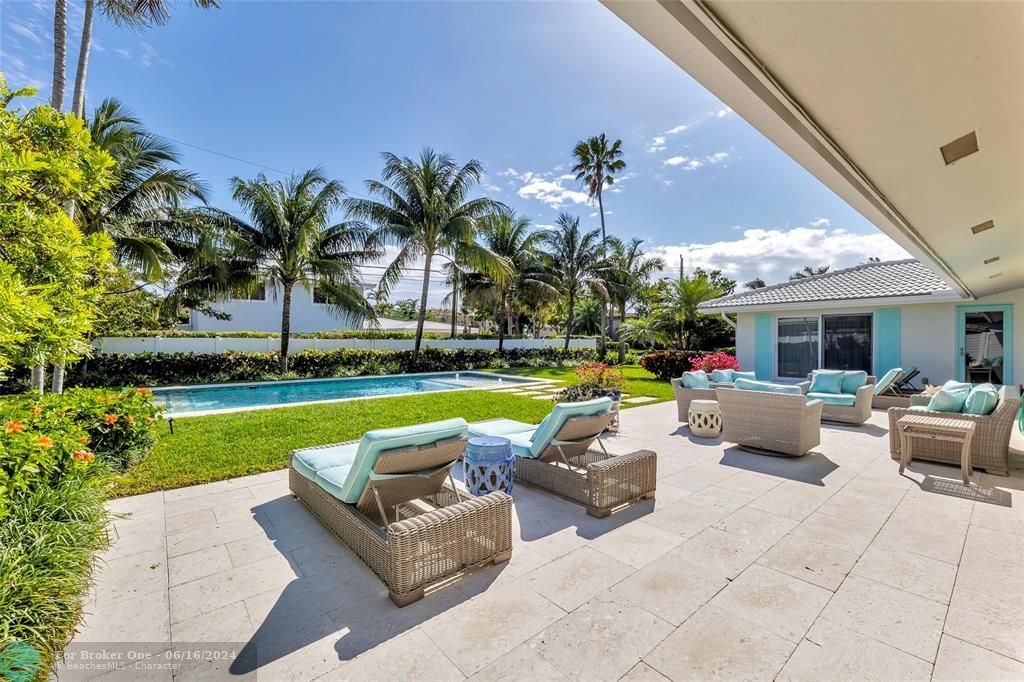 Recently Sold: $2,395,000 (4 beds, 3 baths, 3233 Square Feet)