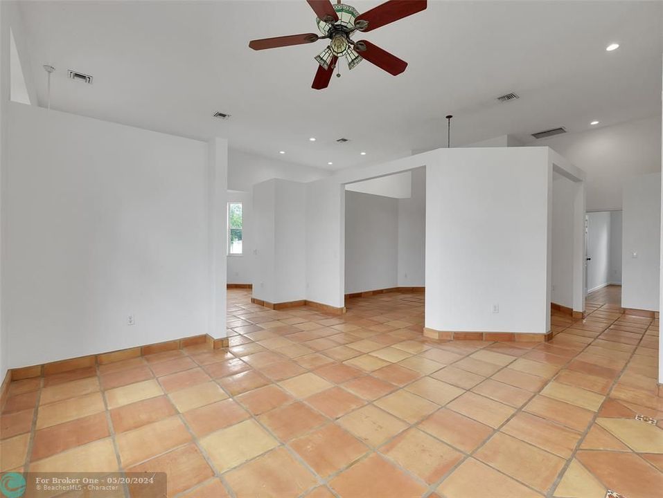Recently Sold: $600,000 (3 beds, 2 baths, 1983 Square Feet)