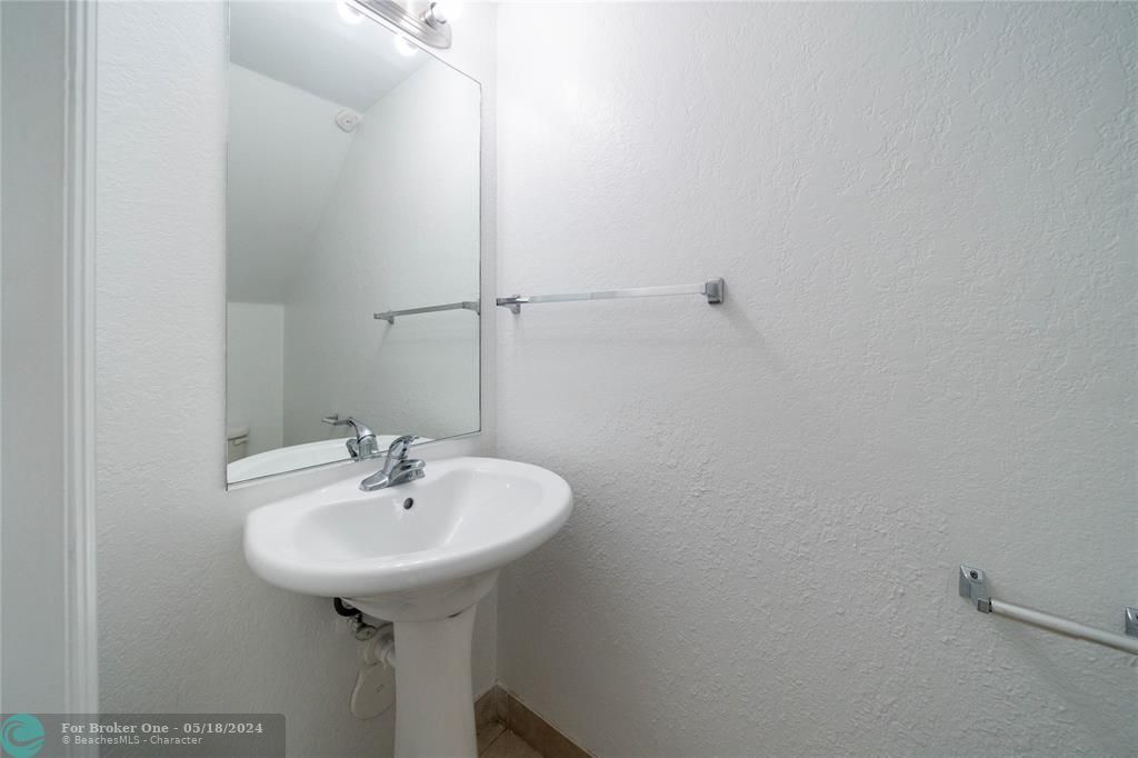 合同活跃: $2,900 (3 贝兹, 2 浴室, 1548 平方英尺)
