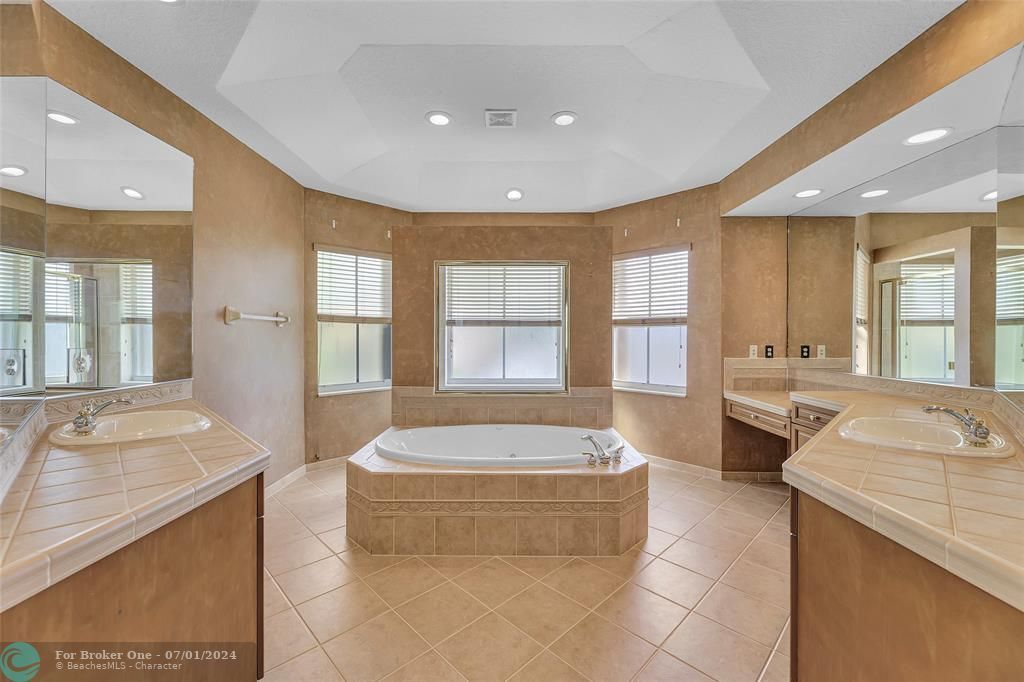 待售: $975,000 (6 贝兹, 5 浴室, 4219 平方英尺)