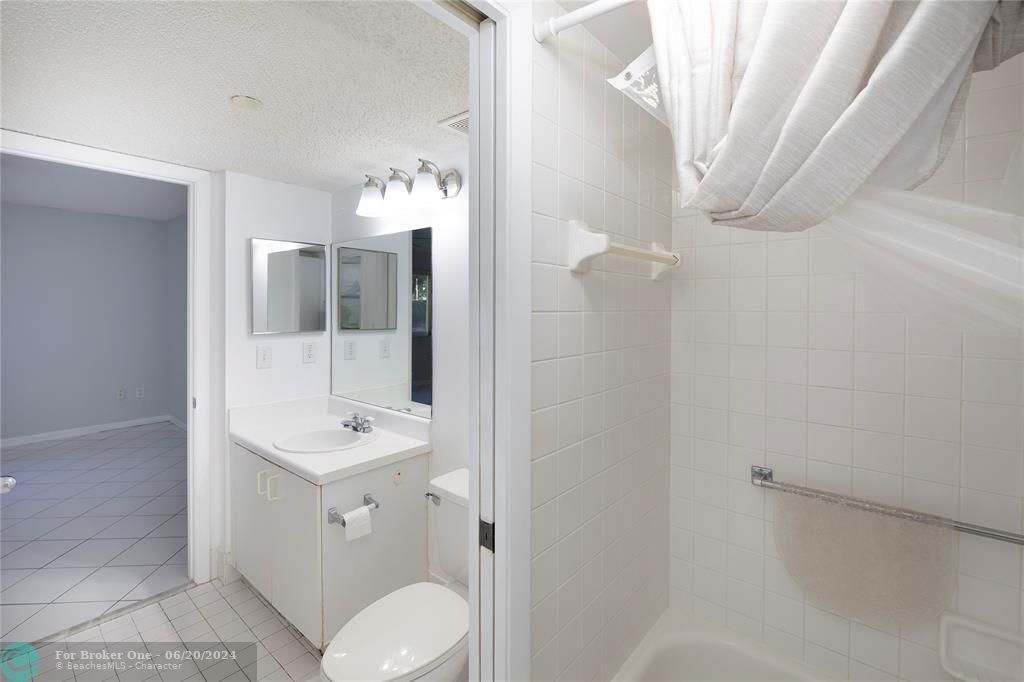 最近售出: $180,000 (2 贝兹, 1 浴室, 980 平方英尺)