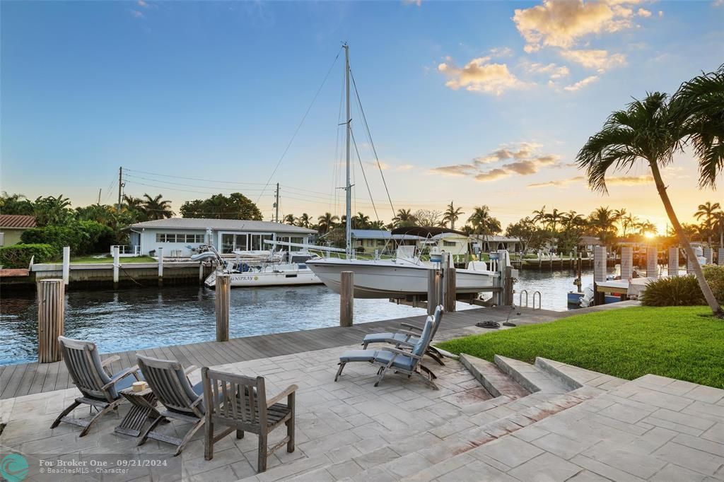 For Sale: $2,295,000 (3 beds, 2 baths, 2220 Square Feet)