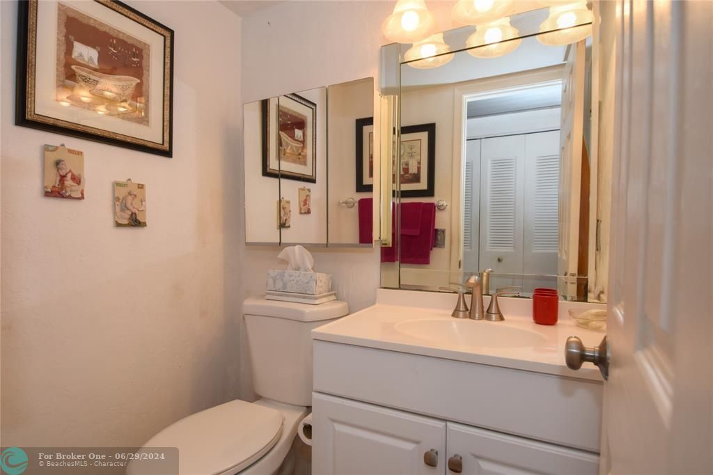 Active With Contract: $139,900 (1 beds, 1 baths, 715 Square Feet)