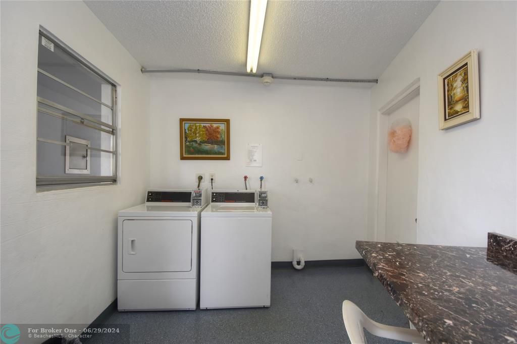 Active With Contract: $139,900 (1 beds, 1 baths, 715 Square Feet)