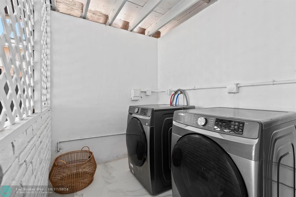 For Sale: $450,000 (3 beds, 1 baths, 1024 Square Feet)