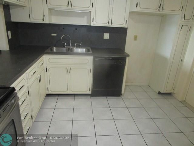 Active With Contract: $114,900 (2 beds, 2 baths, 1028 Square Feet)