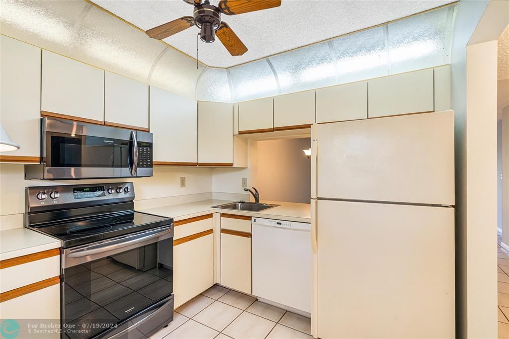 Active With Contract: $249,500 (2 beds, 2 baths, 1079 Square Feet)
