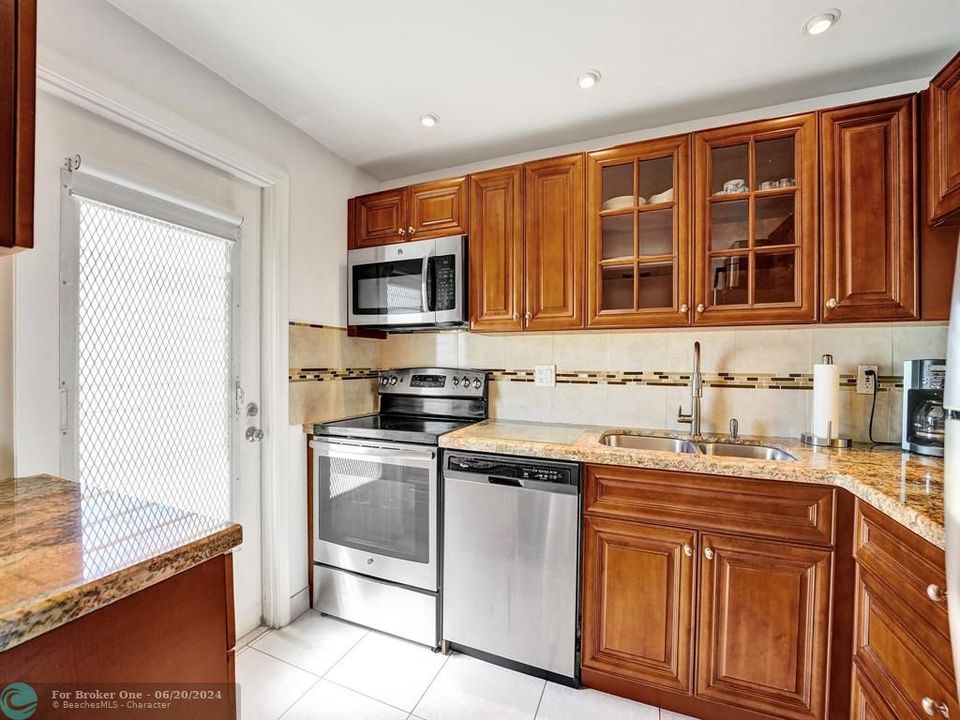 Active With Contract: $179,900 (2 beds, 1 baths, 938 Square Feet)