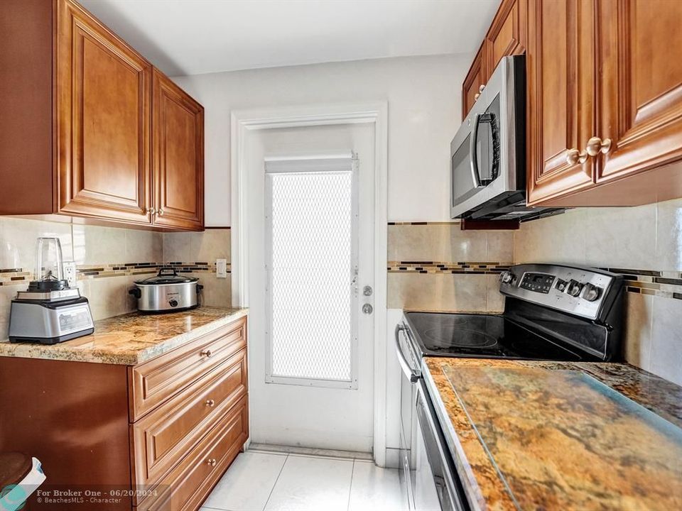 Active With Contract: $179,900 (2 beds, 1 baths, 938 Square Feet)