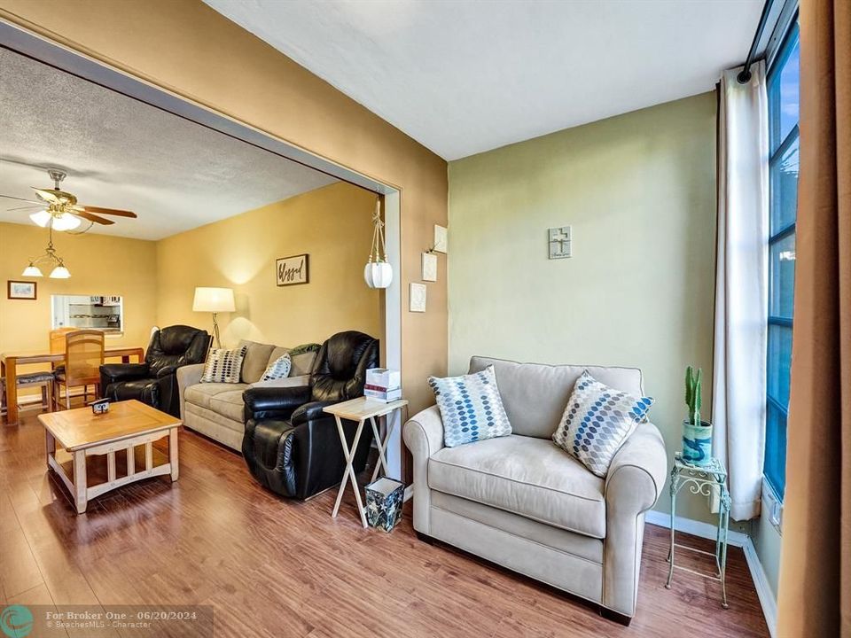 For Sale: $179,900 (2 beds, 1 baths, 938 Square Feet)
