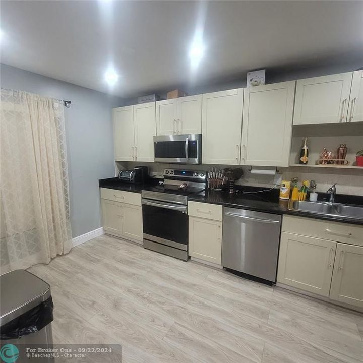 Active With Contract: $3,000 (3 beds, 2 baths, 1393 Square Feet)