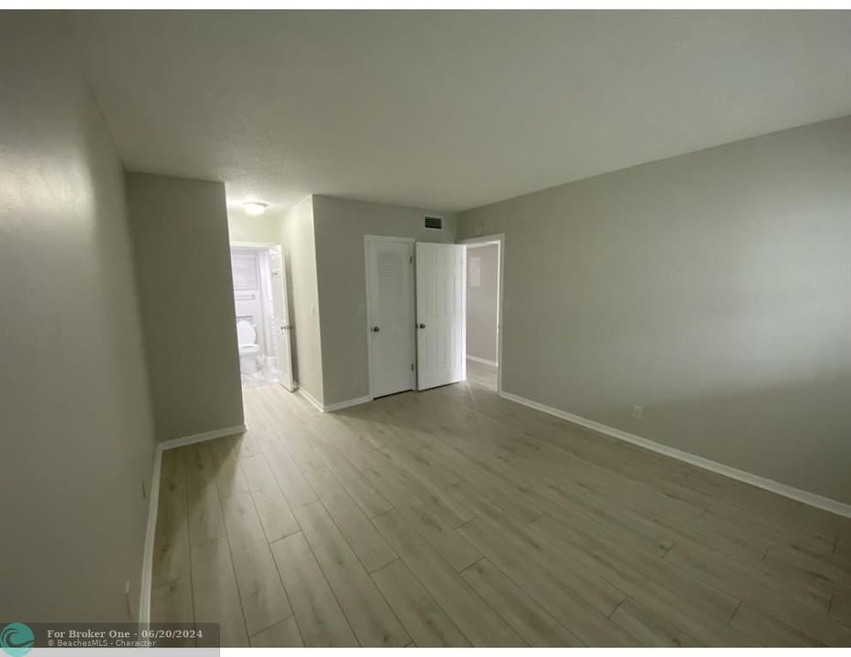 For Sale: $179,900 (1 beds, 1 baths, 772 Square Feet)