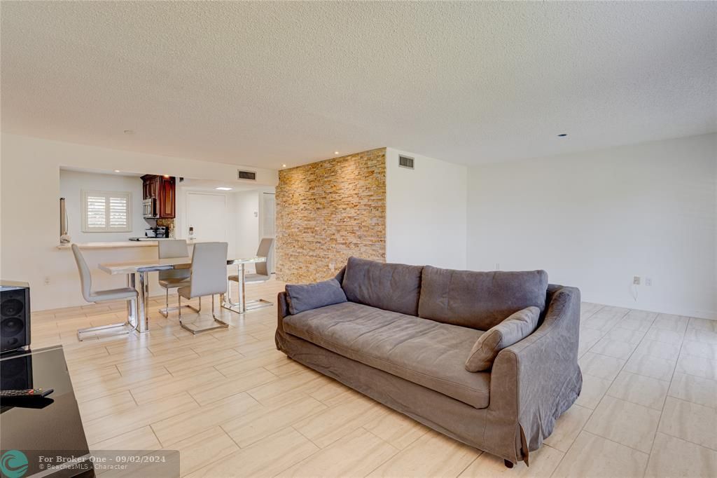 For Sale: $335,000 (2 beds, 2 baths, 1280 Square Feet)