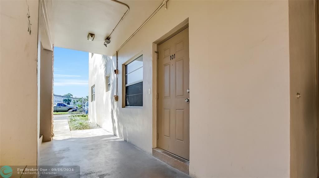 Active With Contract: $179,900 (2 beds, 2 baths, 1040 Square Feet)