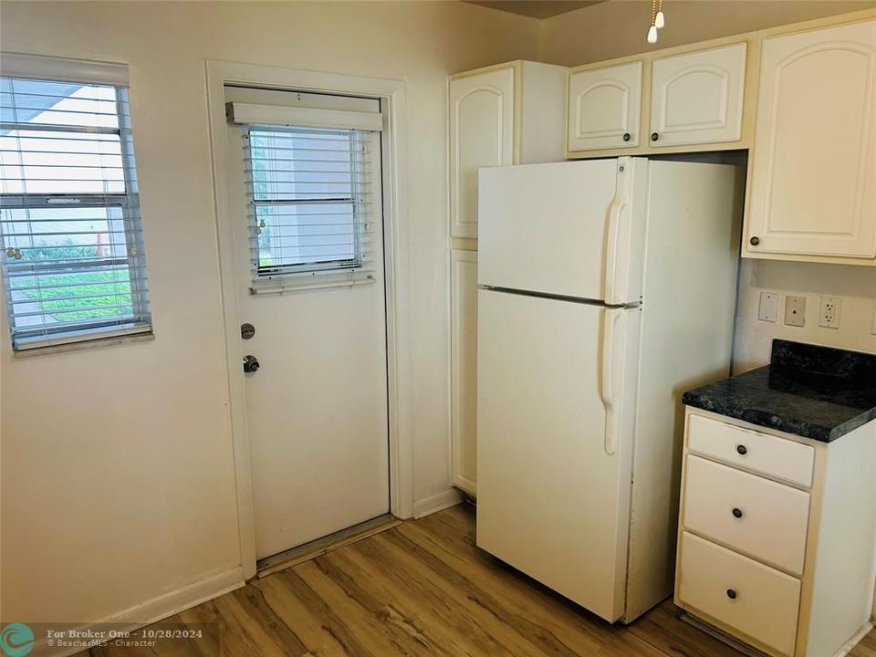 Active With Contract: $179,900 (2 beds, 2 baths, 1040 Square Feet)