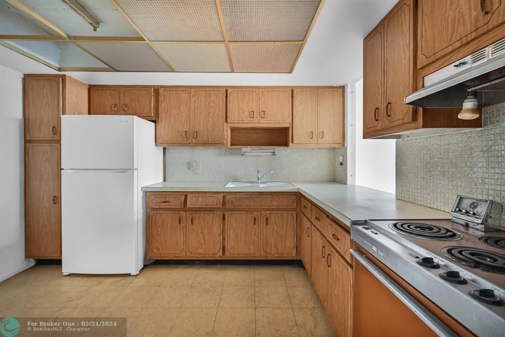 For Sale: $155,555 (1 beds, 1 baths, 801 Square Feet)