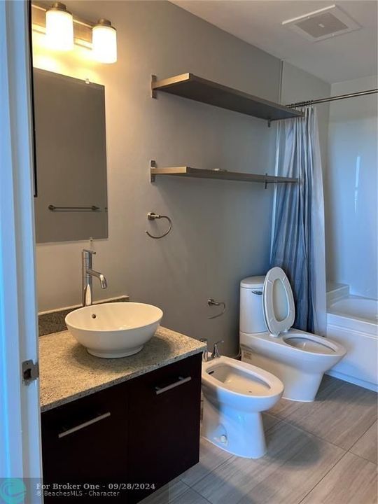 For Rent: $2,990 (1 beds, 2 baths, 816 Square Feet)