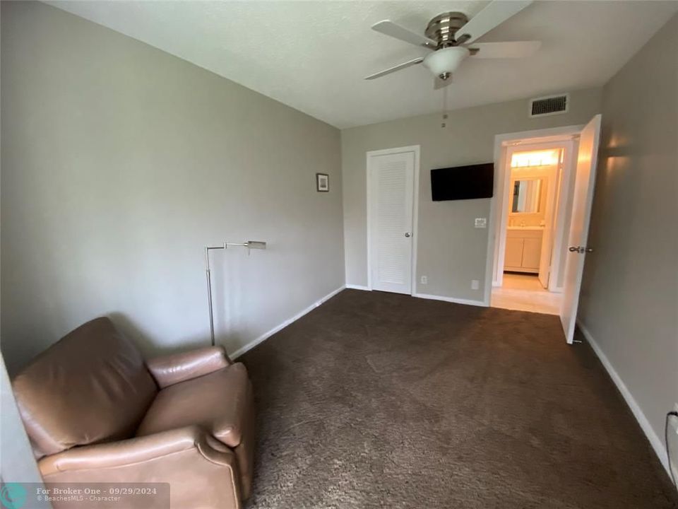 For Sale: $159,000 (2 beds, 1 baths, 828 Square Feet)