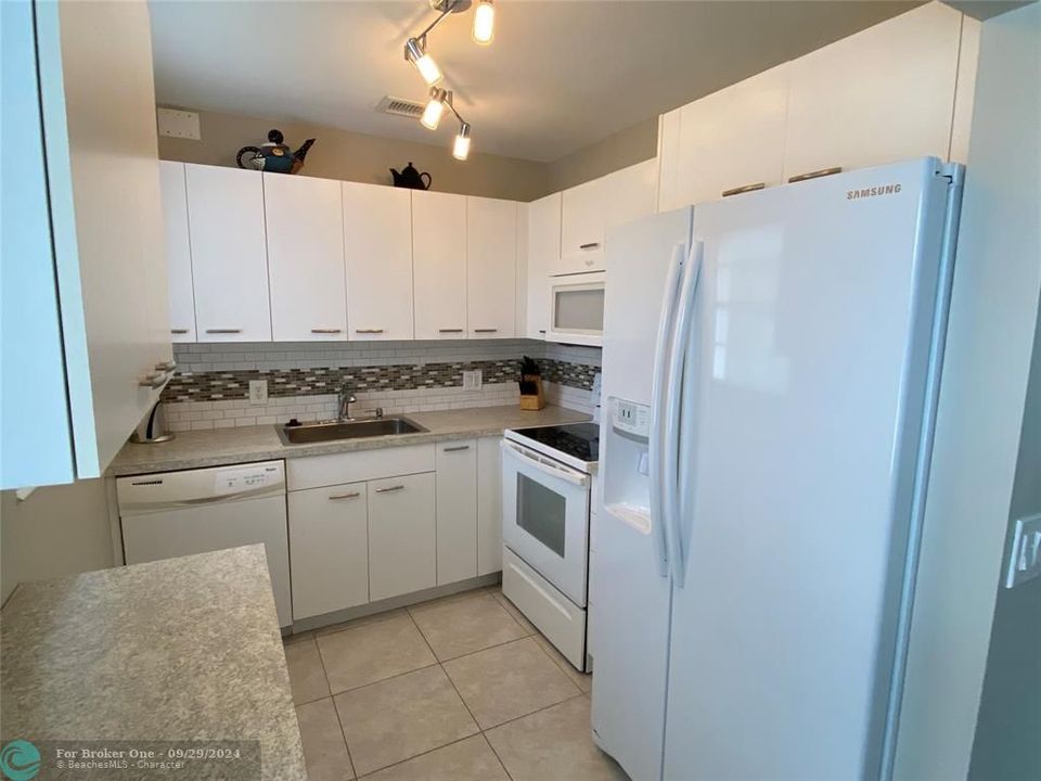 For Sale: $159,000 (2 beds, 1 baths, 828 Square Feet)